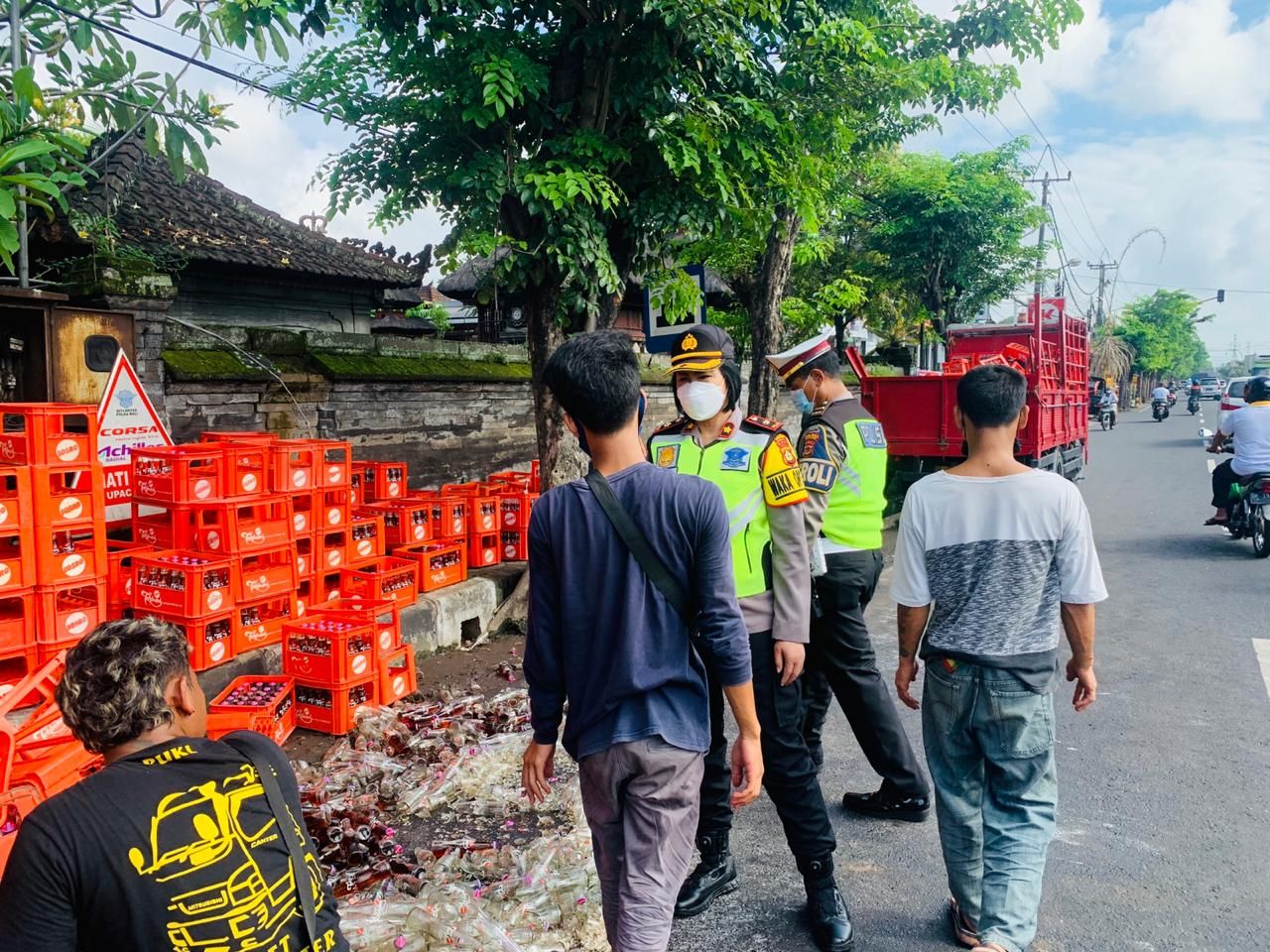 podiumnews.com-Puluhan Krat Botol Minuman Tumpah ke Jalan Usai Truk Pengangkut Alami Kecelakaan 